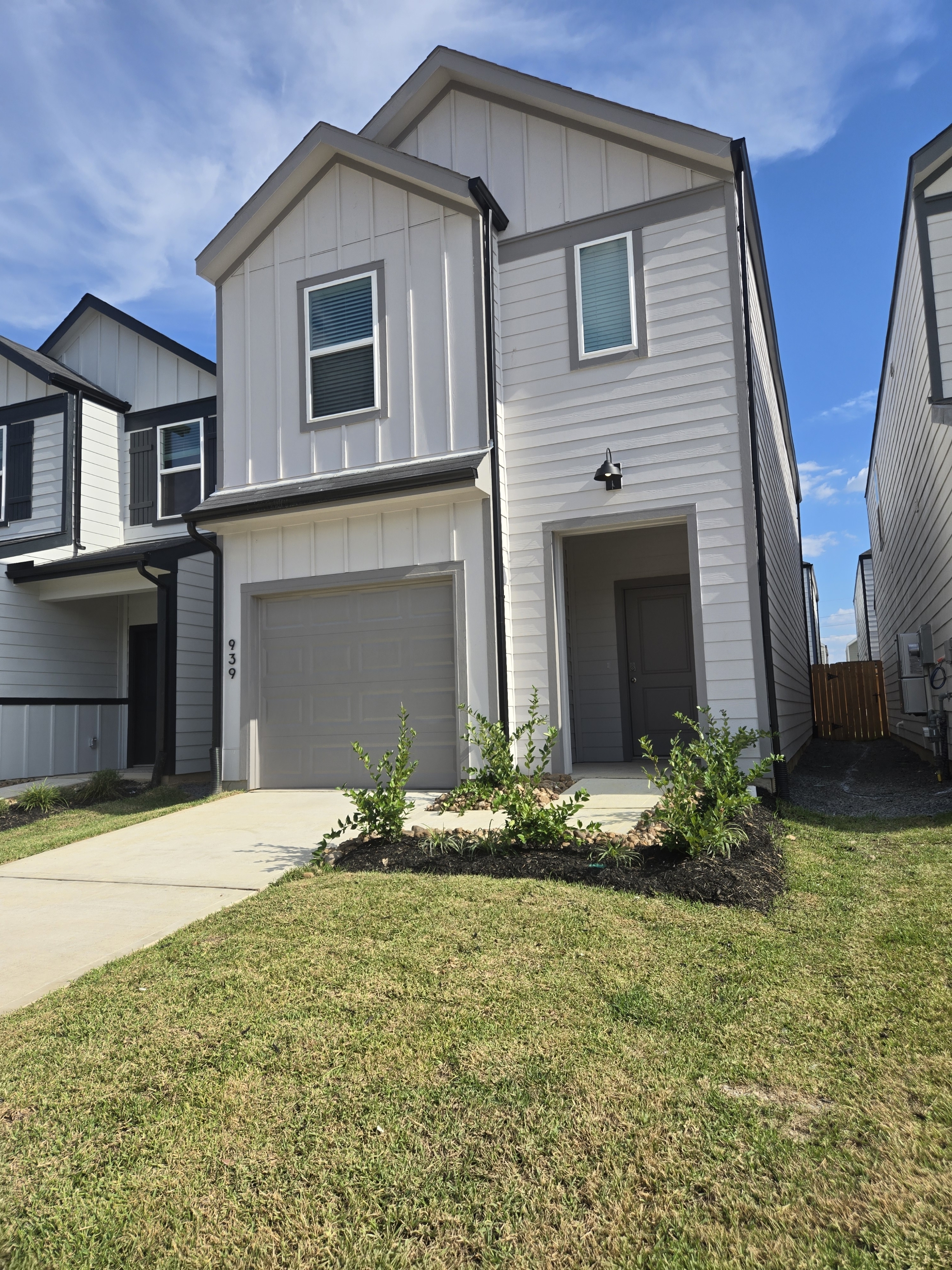 939 MoonDrop Ln